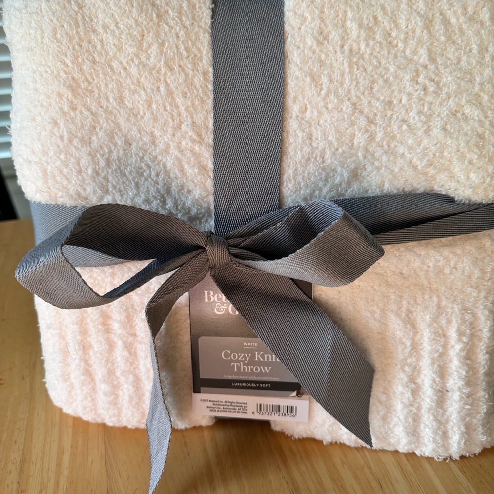 COZY soft new cream knit throw blanket!  Better homes and garden super soft!!